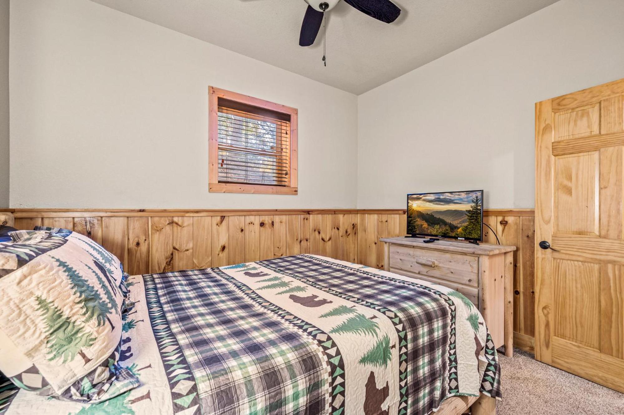 Relaxation Retreat - Pickleball Cabin - Wi-Fi, Fire Pit With Bar, Ev, Game Room, Hot Tub, Pool Access - Mins To Pf Sevierville Exterior photo